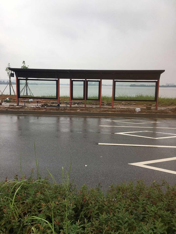 【2020年7月29日】黃岡市公交候車亭安裝實(shí)景現(xiàn)場
