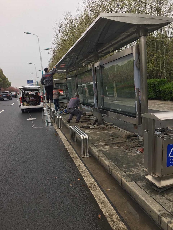 【2021年4月2日】張家港市公交候車亭項(xiàng)目實(shí)景安裝現(xiàn)場(chǎng)