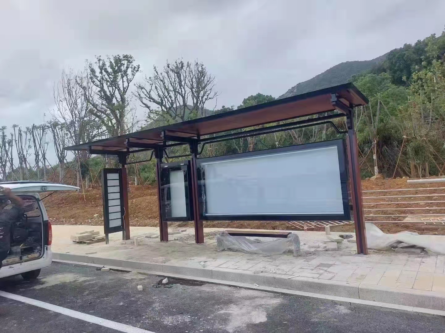 【2021年10月8日】浙江公交候車亭項(xiàng)目實(shí)景安裝現(xiàn)場(chǎng)