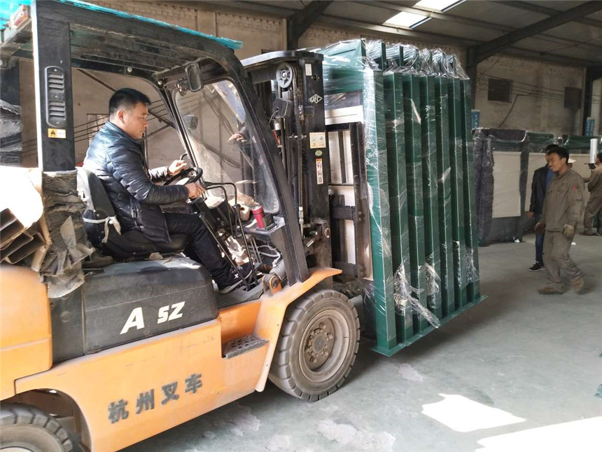 候車(chē)亭裝車(chē)圖